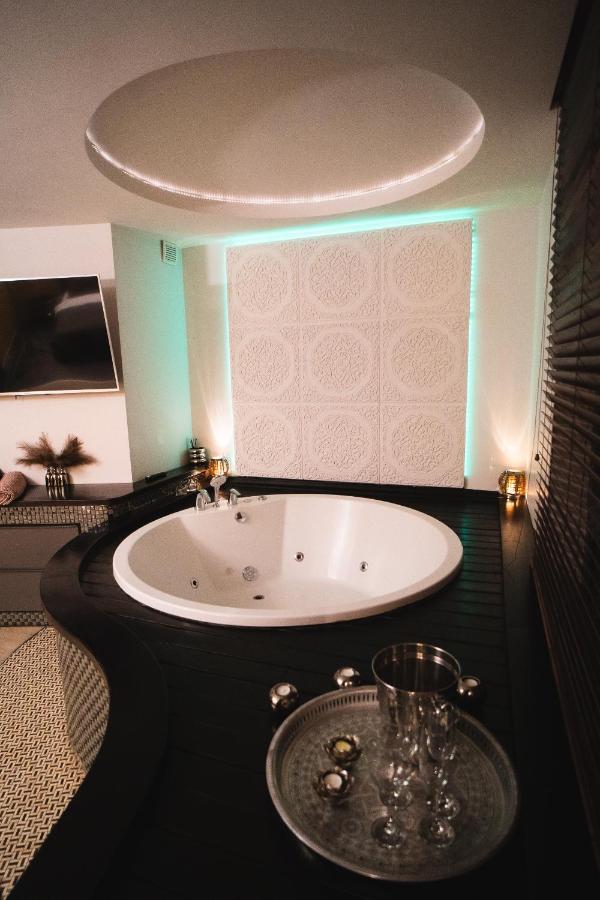 Apartments With Jaccuzi Вильнюс Экстерьер фото