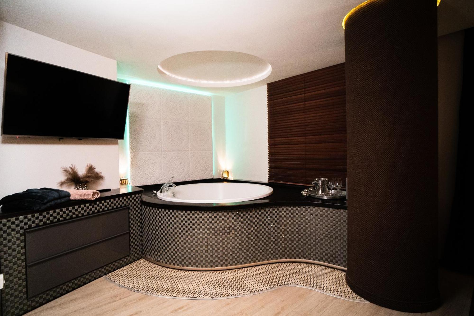 Apartments With Jaccuzi Вильнюс Экстерьер фото